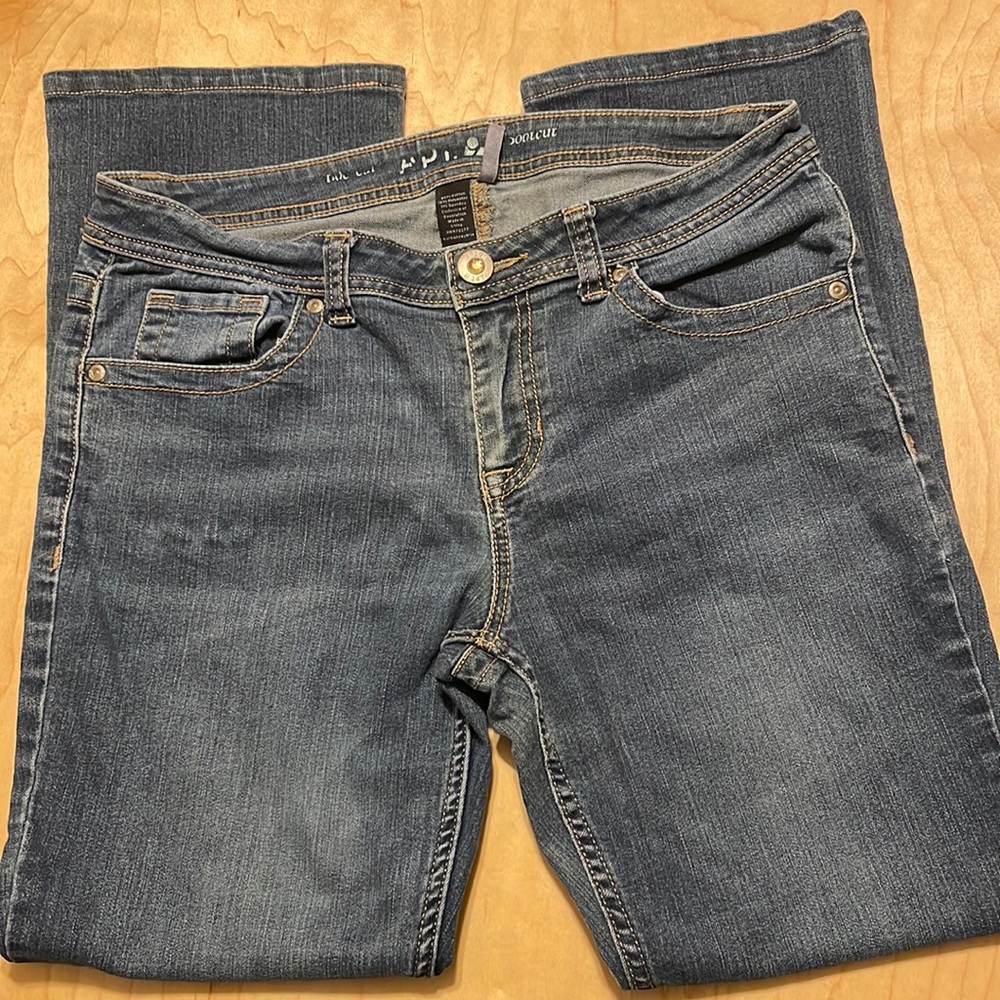 APT 9 EMBELLISHED BOOTCUT JEANS 5 POCKETS ZIPPER AND RHINESTONE BUTTON CLOSURE
